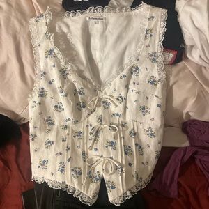 NEVER WORN REFORMATION ZIP UP WHITE FLORAL TOP SIZE 4
